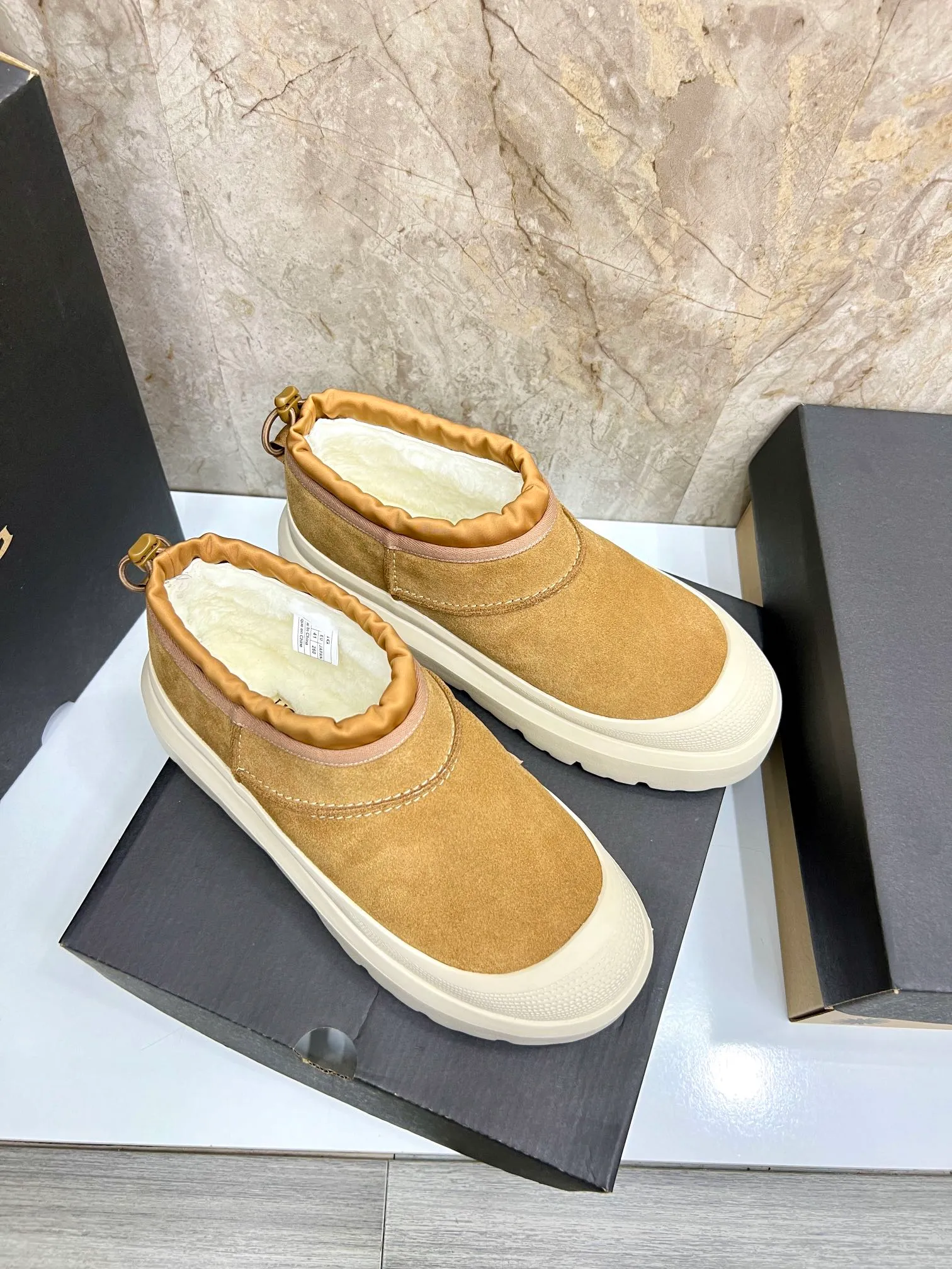 Men's men's shoes💰: 540💰couples style👫 UGG Tasman Weather Hybrid one-second snow boots👢 Wang Yibo's same 👏 classic Tasman shoe is designed with environmentally friendly waterproof and snowproof material, which is both fashionable and functional. At the same time, it is paired with the new UGG Keen furry color-blocked jacket. Bright orange and maroon collide to create a new light outdoor style and open up a new travel experience in early autumn! Using the best materials, the 17mm fur-integrated surface is warmer and more breathable, and the outsole is upgraded to a lightweight and wear-resistant light wing technology outsole! Size: Women’s size 35-40 / Men’s size 38–44 (45 customized) Official website color